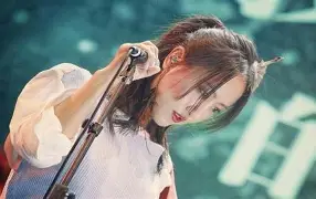 开云在线赛事平台-赛地聚焦：中超集结日热度飙升，法兰克福手感冰凉，更衣室稳定，心理建设被强调的简单介绍